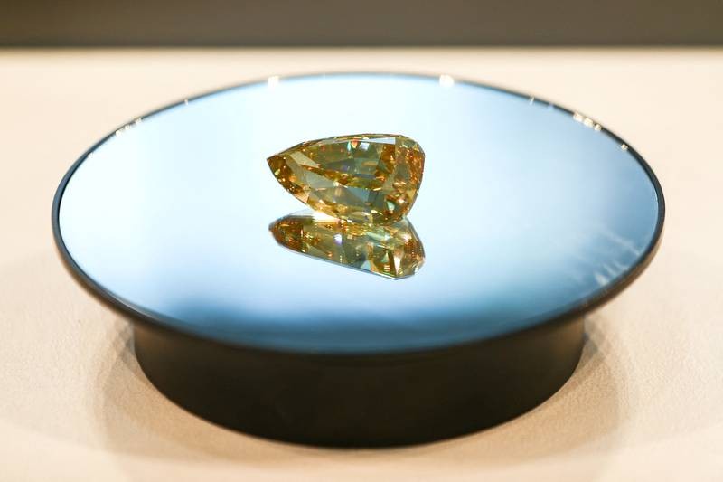 the-golden-canary-diamond-is-now-on-display-1667037894.jpg