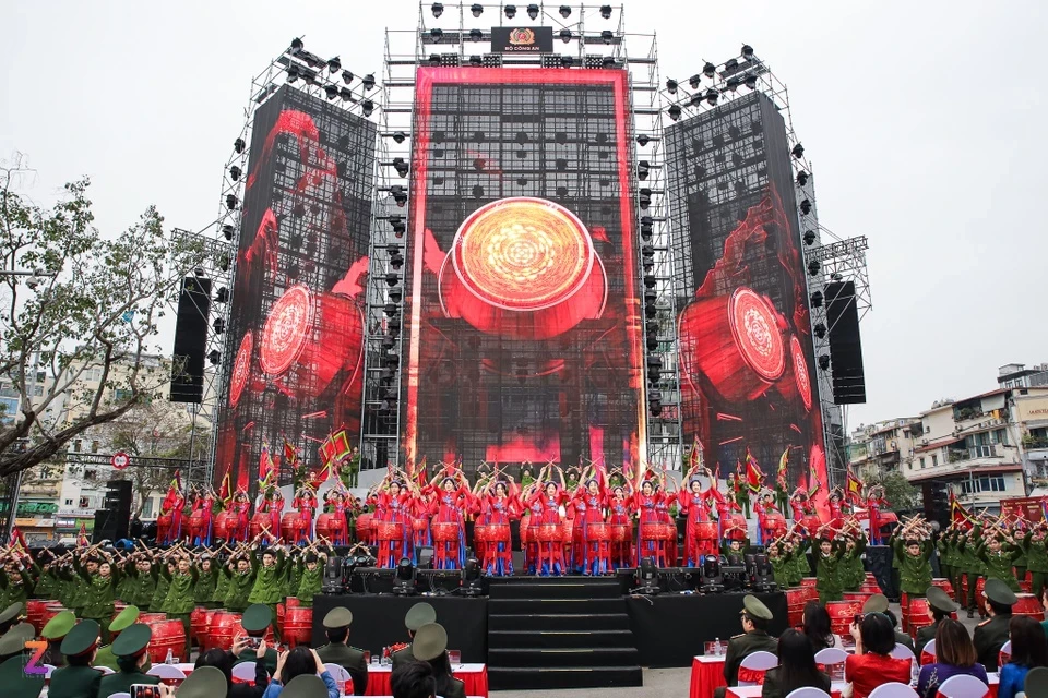 nu-chien-si-cong-an-nhan-dan-gay-sot-khi-trinh-dien-ao-dai-tai-ha-noi-1741421352.jpg