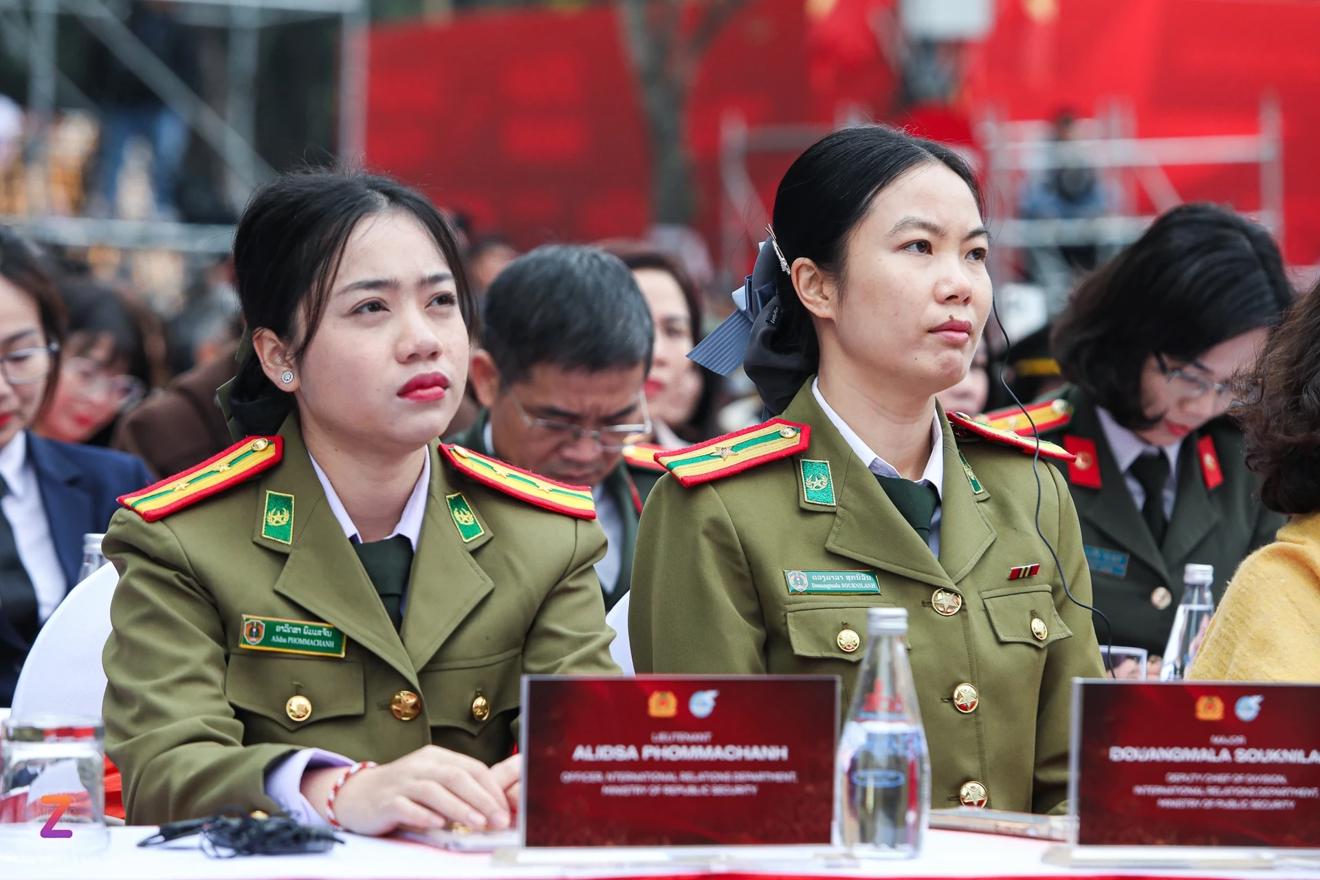 nu-chien-si-cong-an-nhan-dan-gay-sot-khi-trinh-dien-ao-dai-tai-ha-noi1013-1741421352.jpg