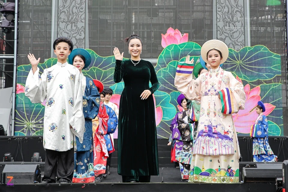 nu-chien-si-cong-an-nhan-dan-gay-sot-khi-trinh-dien-ao-dai-tai-ha-noi4-1741421352.jpg