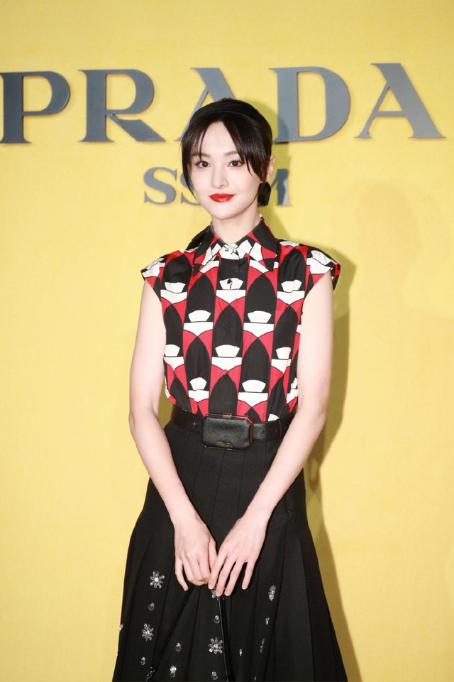 thuy-tien-va-dior-lieu-co-con-chung-loi-prada-va-bo-sach-den-toan-niem-dau2-1741416307.png