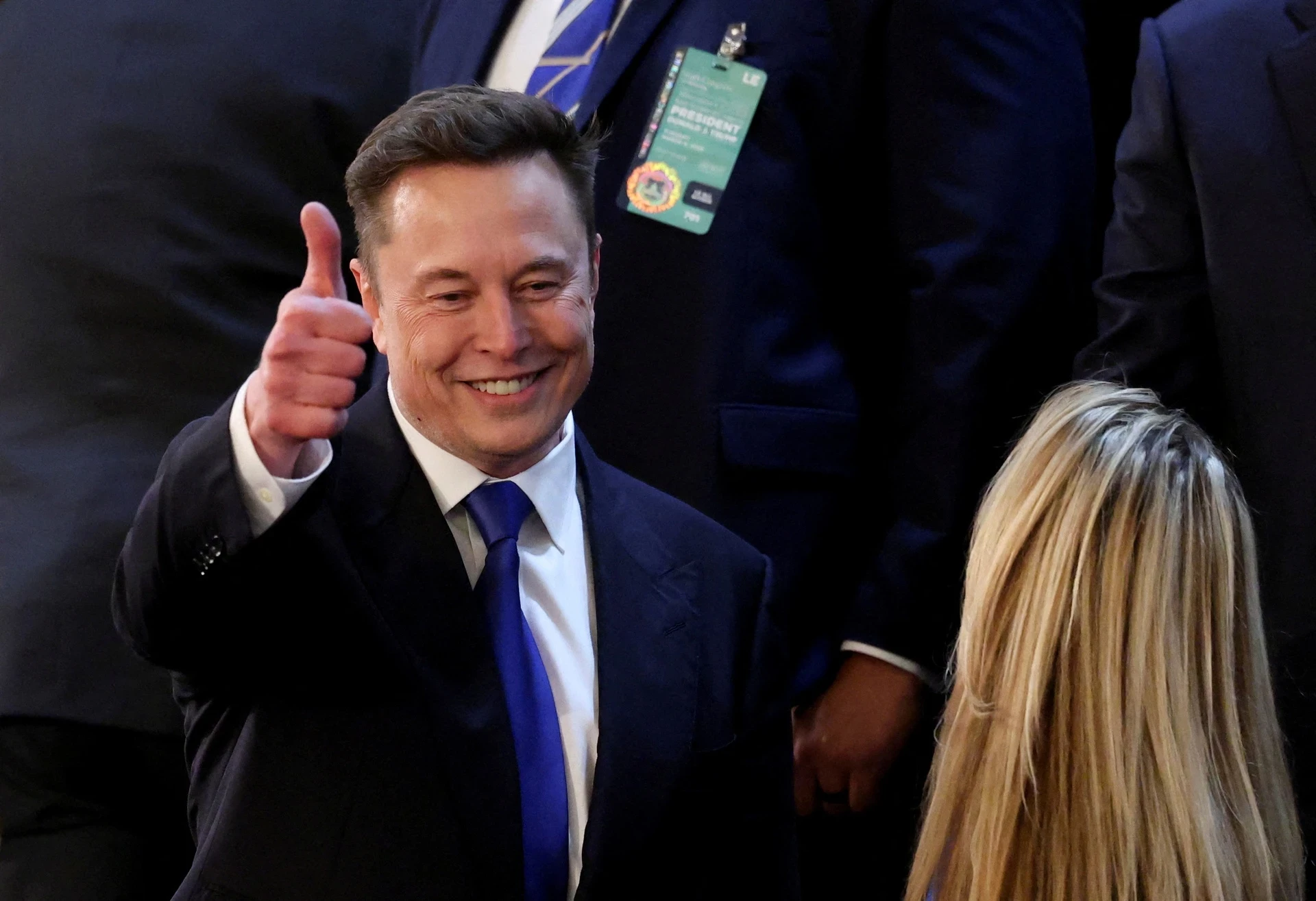 trump-bien-vest-thanh-vu-khi-quyen-luc-elon-musk-va-zelensky-tro-thanh-muc-tieu4-1741918138.JPG