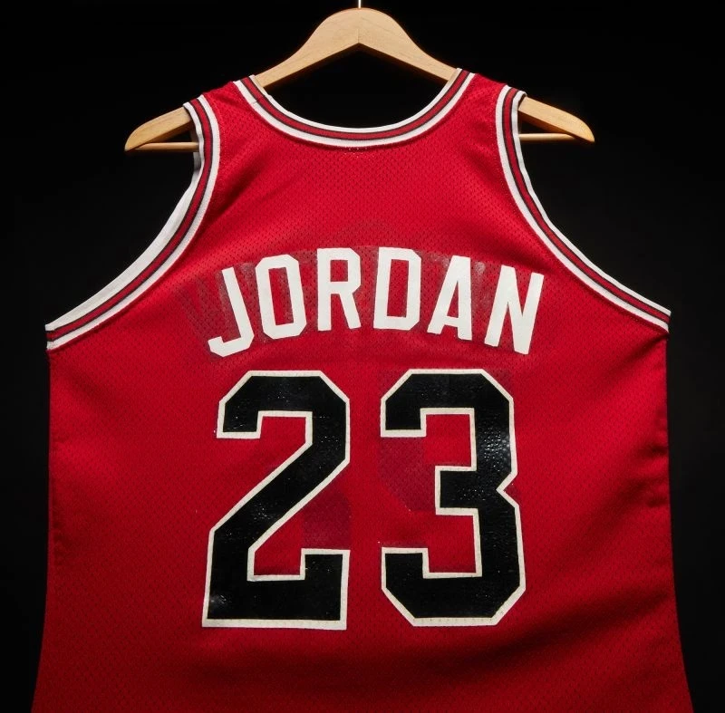 42-trieu-do-cho-ao-dau-second-hand-cua-jordan-bi-mat-dang-sau-ky-vat-lich-su-1743774073.jpg