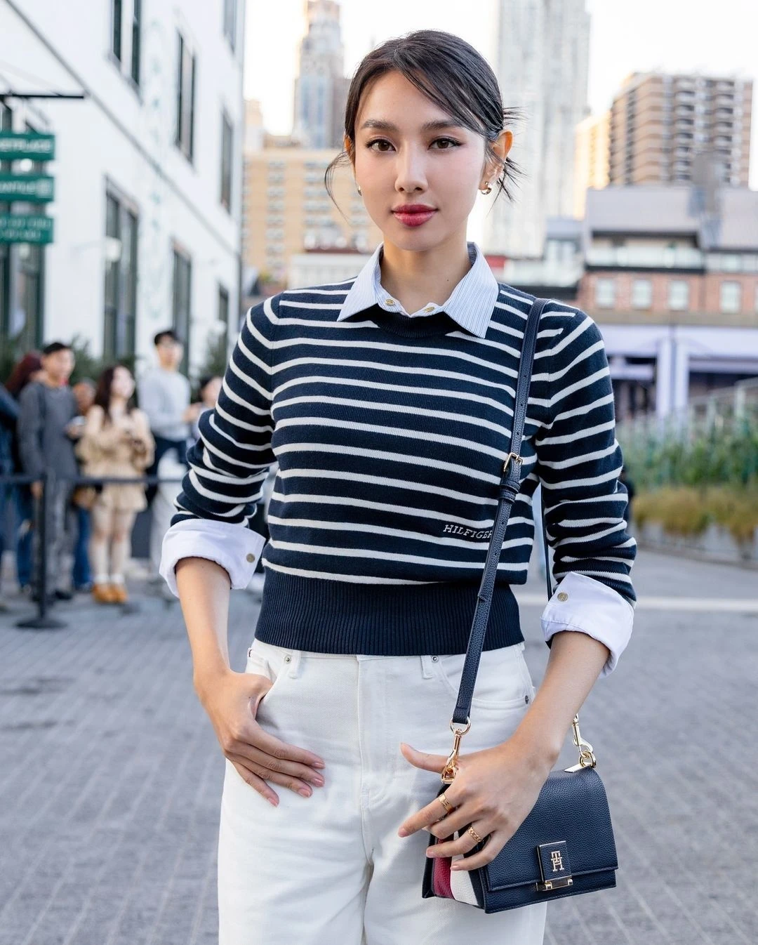 sau-dior-tommy-hilfiger-tiep-tuc-quay-lung-voi-thuy-tien2-1744207606.jpg