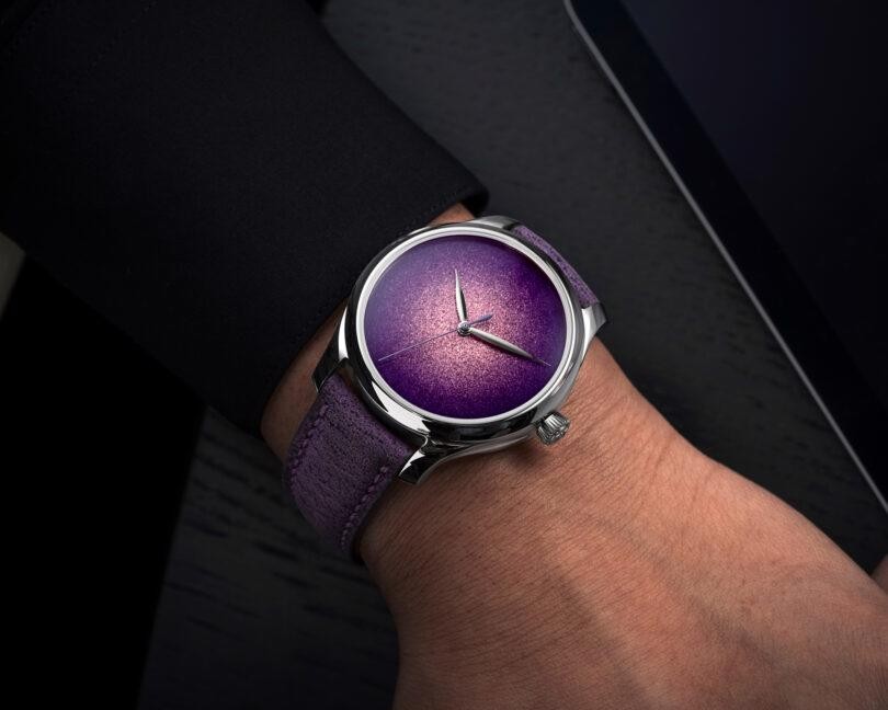 hmoser-1201-1200-endeavour-centreseconds-st-purple-enamel-wristshot-check-table-810x648-1747045048.jpg