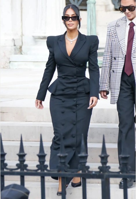 kim-kardashian-gay-choang-tai-toa-vay-ao-hieu-kim-cuong-trieu-do3-1747384384.jpg