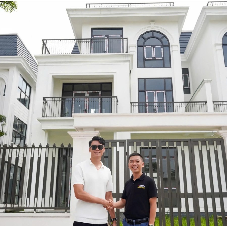 choang-ngop-biet-thu-moi-cua-thanh-chung-tuyen-thu-viet-nam-tau-to-am-3-tang-san-thuong-hoanh-trang-o-ha-noi2-1747841124.jpg