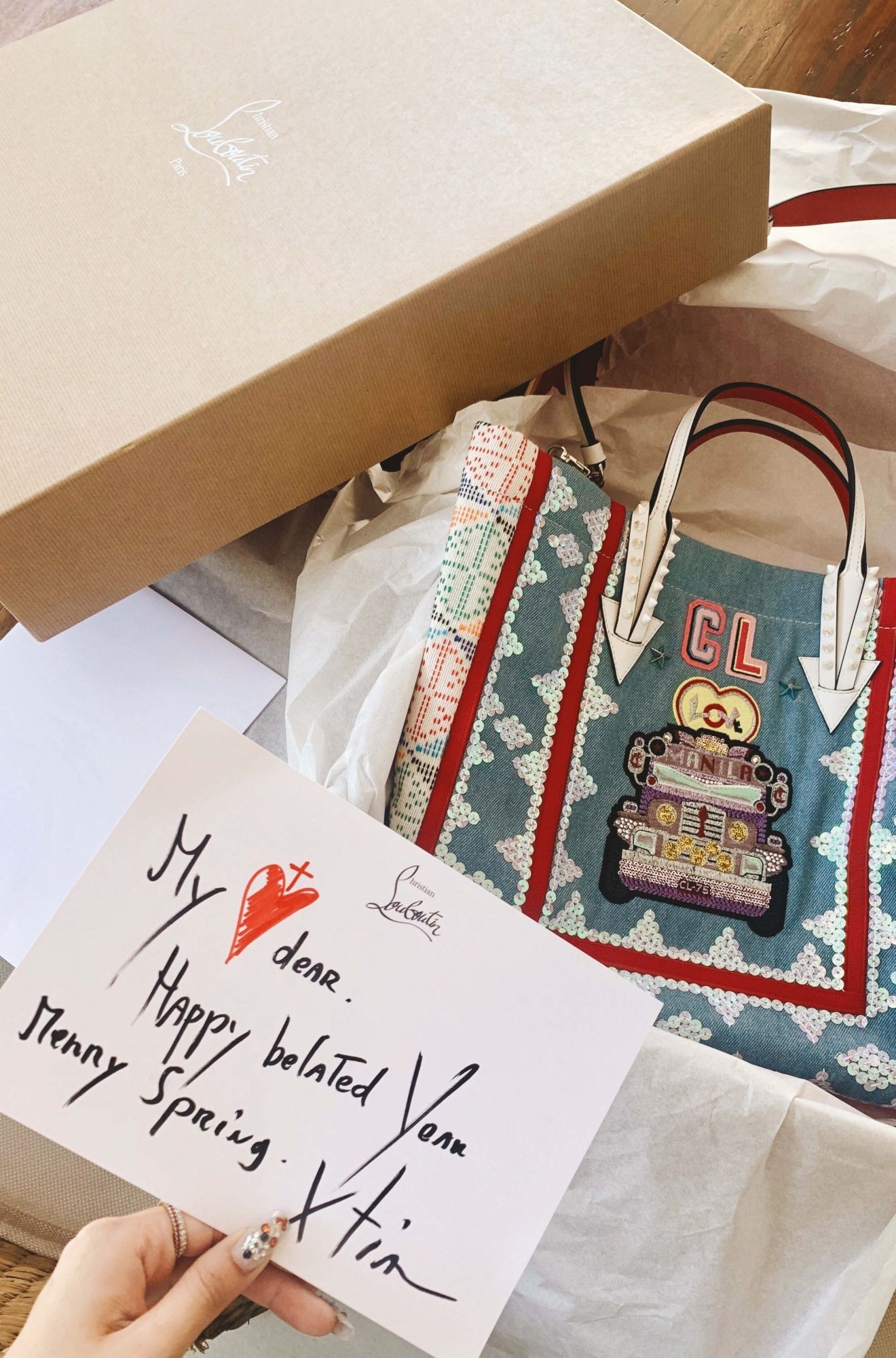 chiec-tui-xach-christian-louboutin-danh-tang-rieng-cho-mot-khach-hang-vip-1747989343.jpg