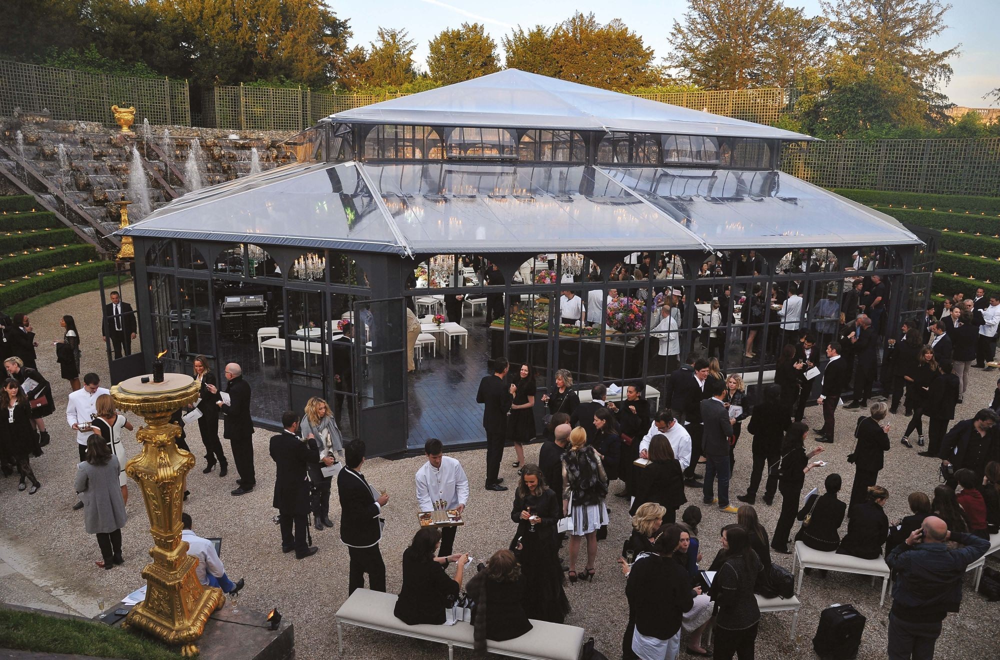 khach-moi-tai-buoi-trinh-dien-cruise-2012-13-cua-chanel-tai-cung-dien-versailles-1747989348.jpg