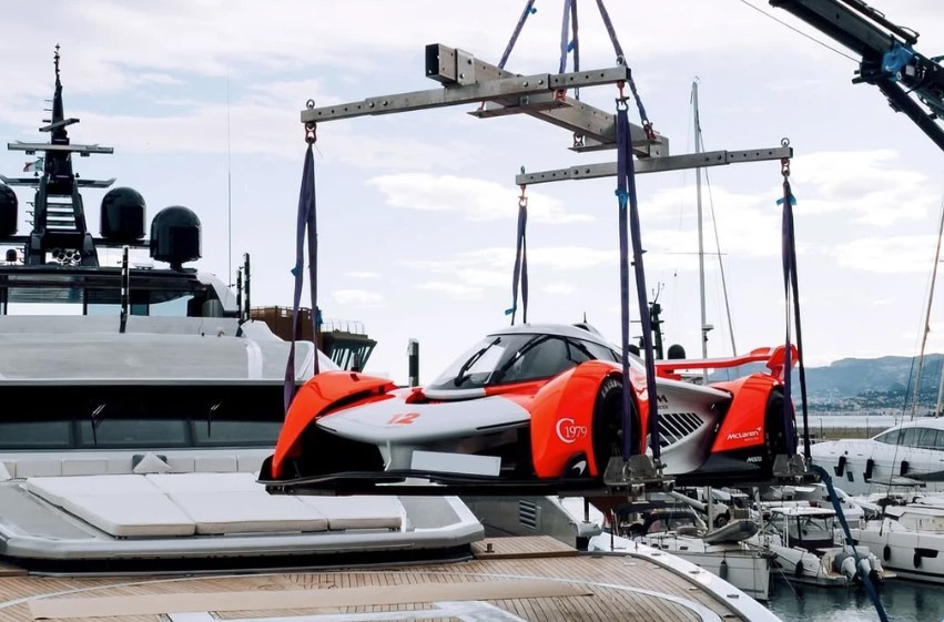 choang-ngop-voi-sieu-xe-mclaren-solus-gt-dap-tren-du-thuyen-trieu-do-tai-monaco-f14-1748832482.jpg