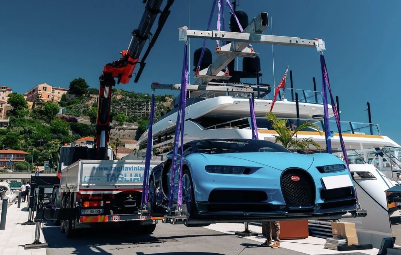 choang-ngop-voi-sieu-xe-mclaren-solus-gt-dap-tren-du-thuyen-trieu-do-tai-monaco-f17-1748832482.jpg