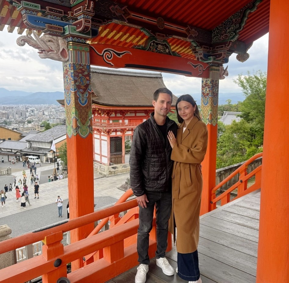 vo-chong-ty-phu-miranda-kerr-evan-spiegel-chim-dam-trong-canh-sac-va-khong-gian-thien-dinh-tai-chua-1200-nam-tuoi-o-nhat-ban2-1749001631.jpg