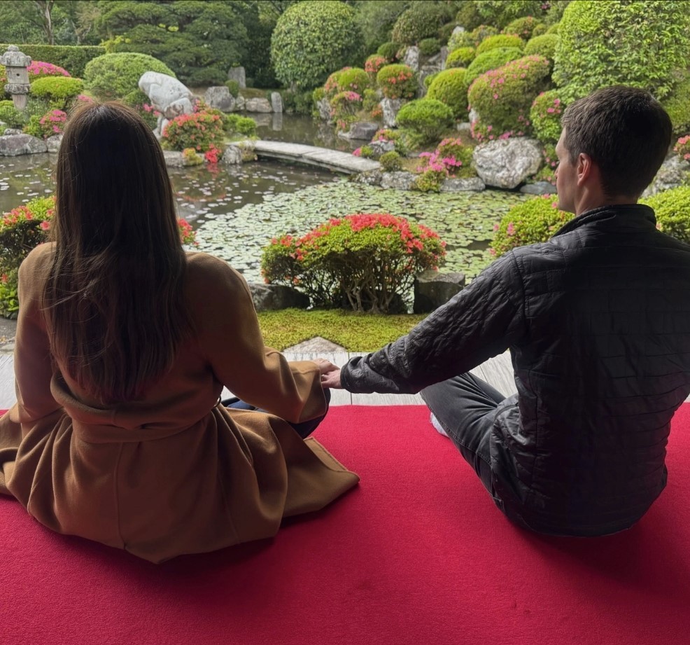 vo-chong-ty-phu-miranda-kerr-evan-spiegel-chim-dam-trong-canh-sac-va-khong-gian-thien-dinh-tai-chua-1200-nam-tuoi-o-nhat-ban3-1749001631.jpg