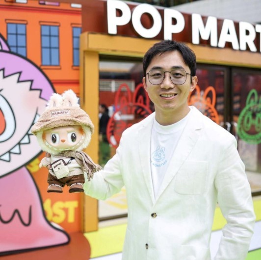 ceo-39-tuoi-wang-ning-ty-phu-dung-sau-de-che-labubu-ty-usd-cua-pop-mart2-1749625133.jpg