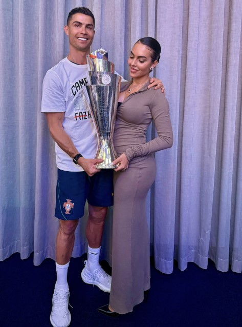 vi-sao-ronaldo-van-chua-chiu-cuoi-georgina-rodriguez2-1749712720.jpg