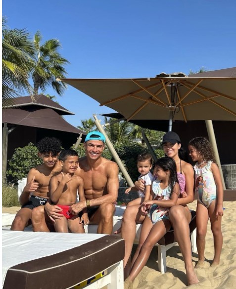 vi-sao-ronaldo-van-chua-chiu-cuoi-georgina-rodriguez3-1749712736.jpg