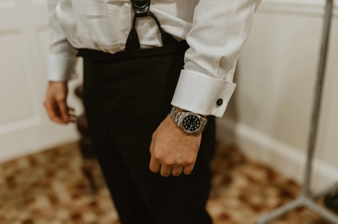 doc-dao-chang-trai-28-tuoi-duoc-tang-nhan-dinh-hon-rolex-gan-8000-usd-sau-man-cau-hon-lang-man3-1750142505.jpg