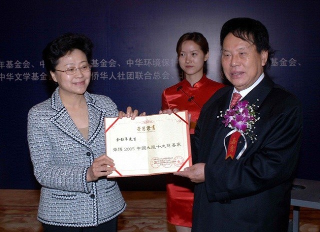 tu-nguoi-co-toilet-den-ty-phu-hien-toan-bo-gia-san-bi-quyet-thanh-cong-cua-ong-trum-bat-dong-san-hong-kong2-1750928924.jpg