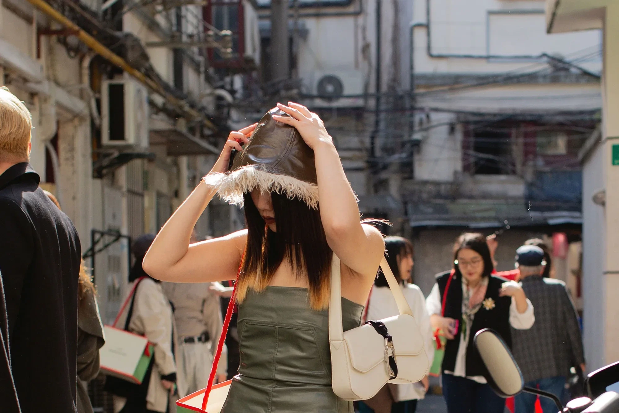 lux-shame-china-voguebus-23824-storyjpg-1751250394572-1752153632.webp