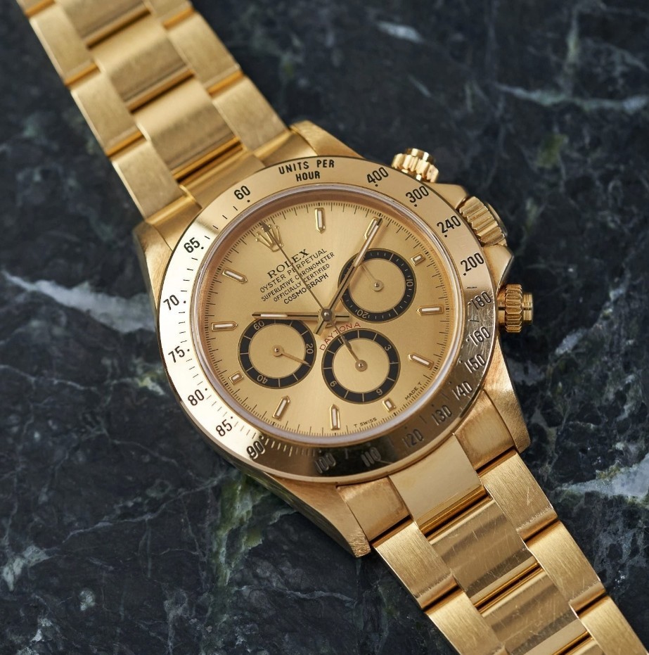 nguoi-dan-ong-duoc-hang-xom-cam-on-bang-dong-ho-rolex-daytona-vang-quy-hiem2-1753259565.jpg