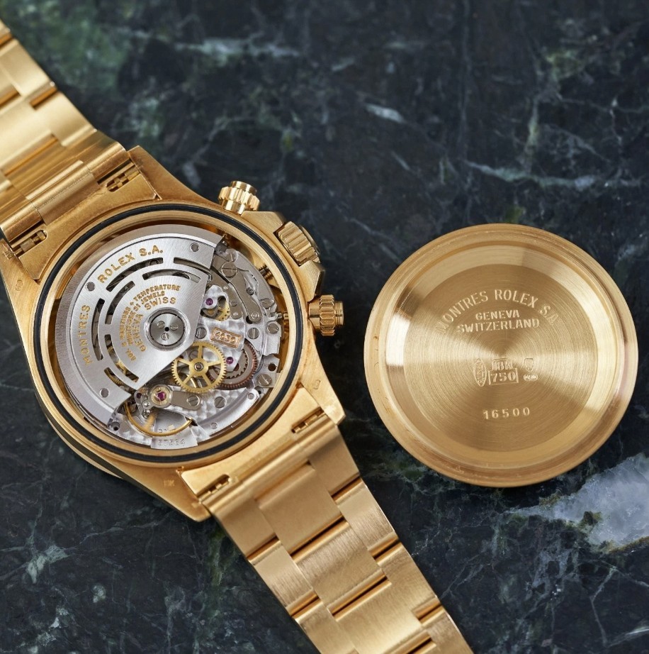 nguoi-dan-ong-duoc-hang-xom-cam-on-bang-dong-ho-rolex-daytona-vang-quy-hiem3-1753259565.jpg