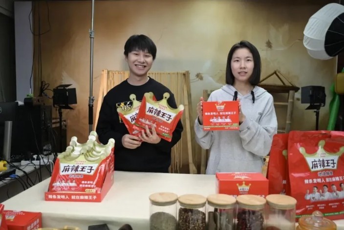 chan-dong-nam-sinh-20-tuoi-bong-choc-thanh-rich-kid-voi-hon-non-bo-tri-gia-10-ty-dong-trong-san-nha3-1753948819.jpg