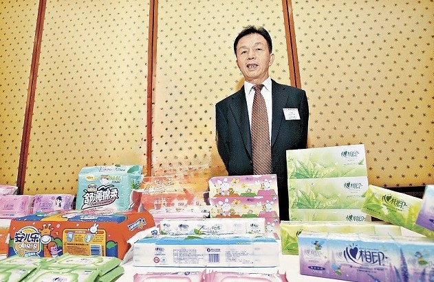 tu-cau-be-ngu-tren-san-nha-tho-ho-den-ty-phu-tat-ca-nho-mot-mon-hang-la-doi2-1757401484.jpg