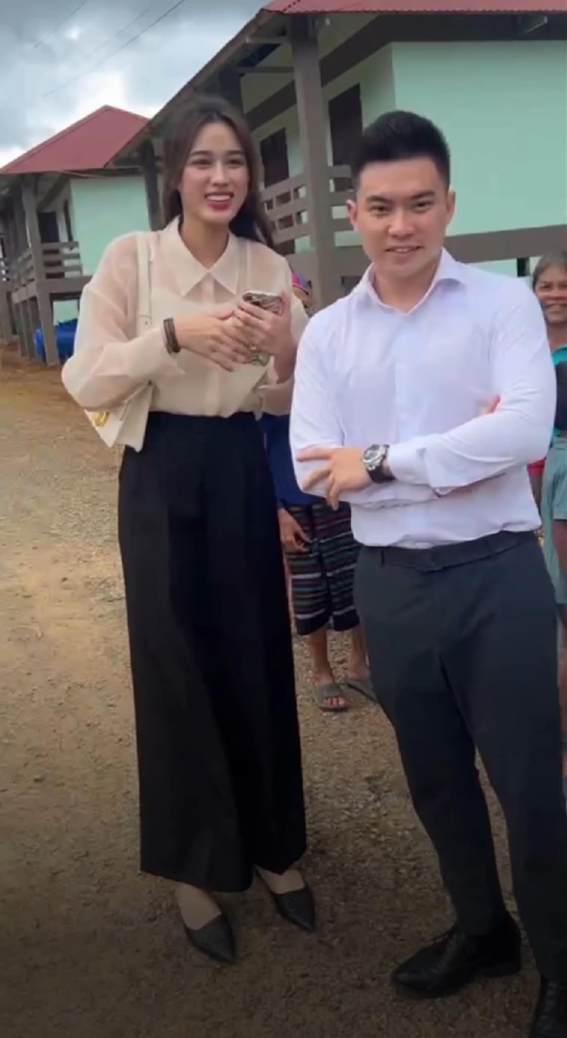 gia-the-chong-thieu-gia-quang-tri-cua-hoa-hau-do-thi-ha-ong-lon-lam-duong-dep-nhat-viet-nam-nop-thue-nhieu-nhat-tinh2-1760508252.jpg