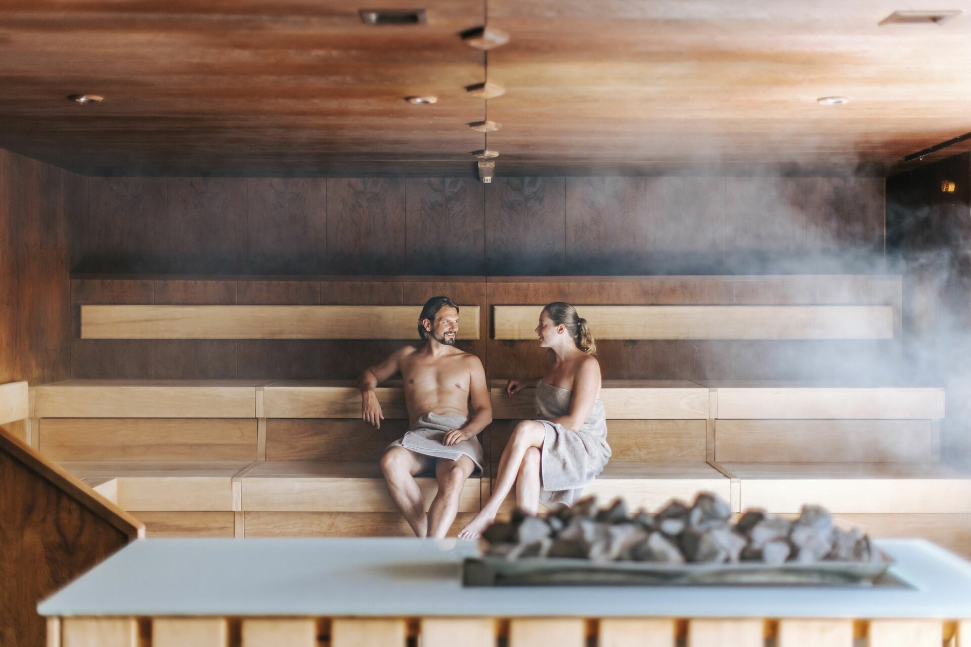 saunaworld-paar-entspannt-in-cascadia-sauna-paulbauer-1763647595.jpg