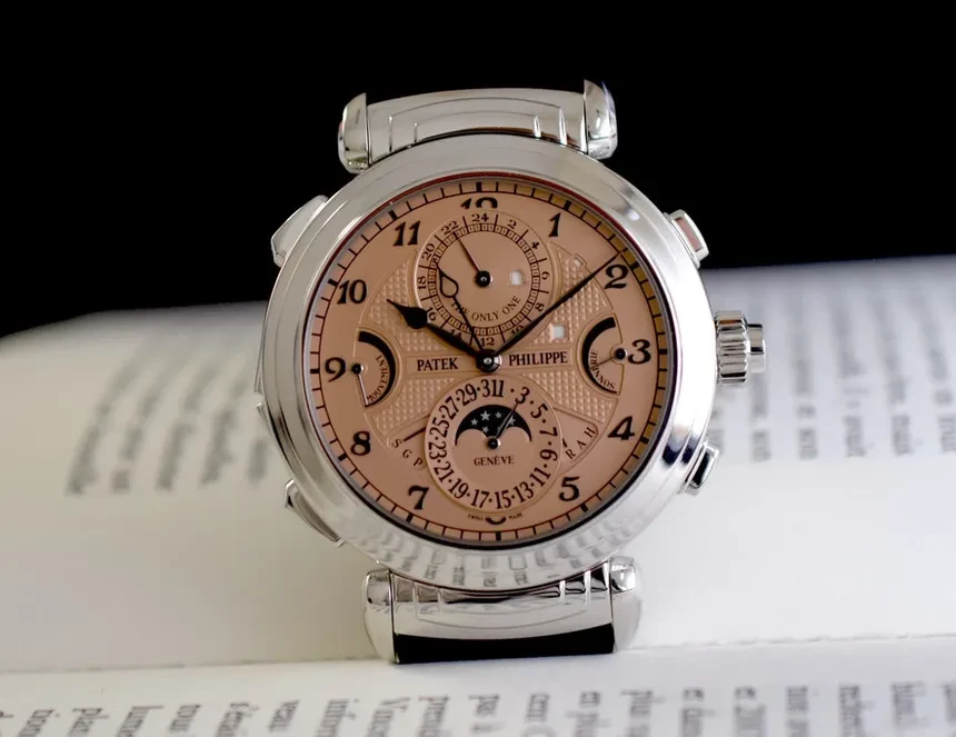 patek-phillipe-6300a-steel-only-watch-2019-most-expensive-watch-ever-auctioned-4-1000x-1766309548.webp