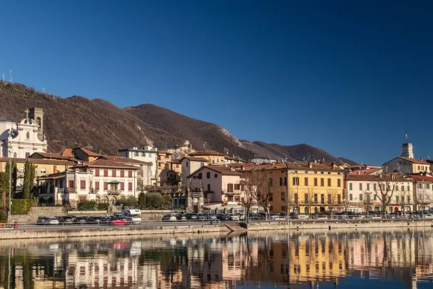 panorama-of-the-city-of-sarnico-seen-from-the-brescia-shore-shutterstock-2608415517-1024x683-1774521904.webp
