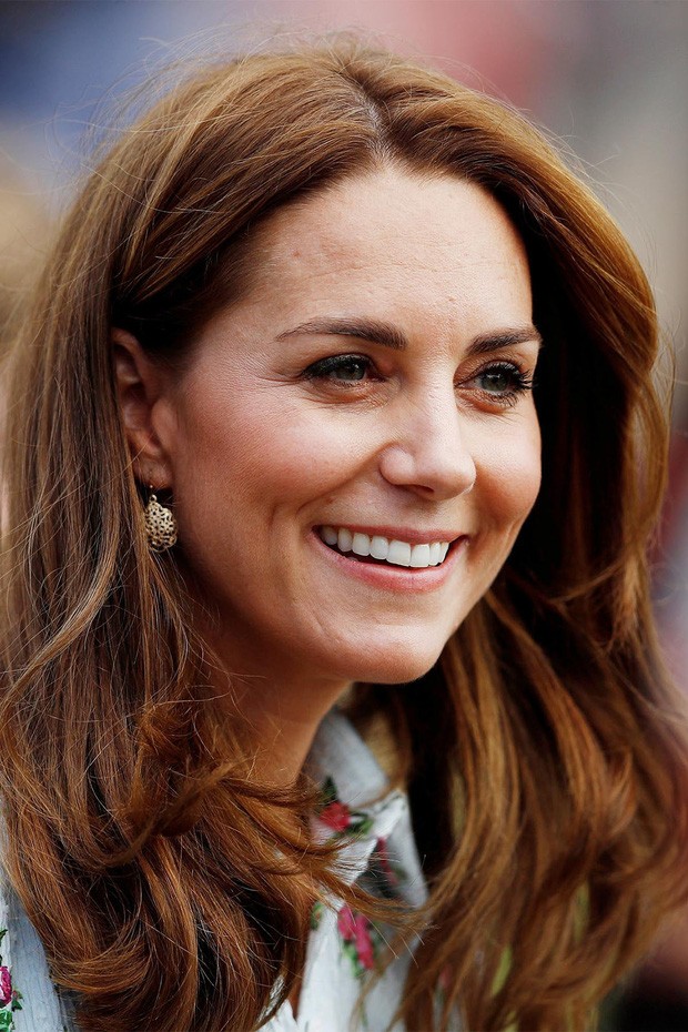 Thành viên Hoàng gia Anh Kate Middleton dùng khuyên tai 60.000 đồng vẫn rất quý phái