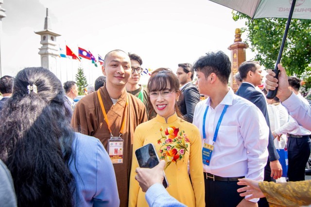 ty-phu-nguyen-thi-phuong-thao-toa-sang-tai-vesak-2025-doanh-nhan-giau-tam-mo-loi-kinh-doanh-vi-cong-dong4-1746714096.jpg