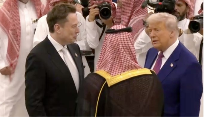 bua-tiec-quyen-luc-o-arab-saudi-elon-musk-du-yen-tiec-cung-trump-thoa-thuan-khung-100-ty-usd-he-lo-1747210055.jpg