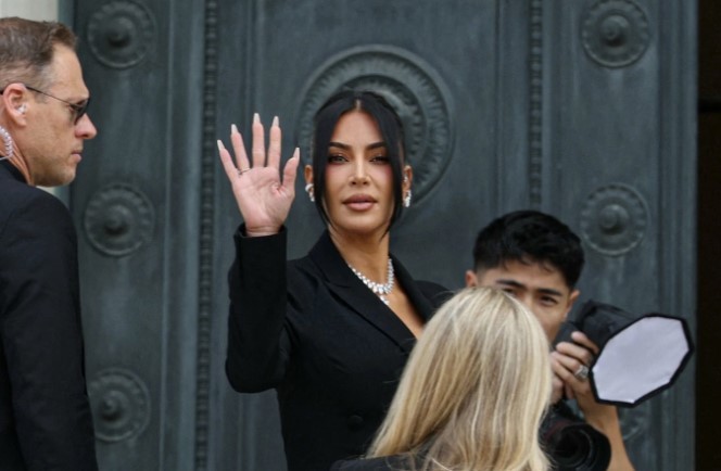 kim-kardashian-gay-choang-tai-toa-vay-ao-hieu-kim-cuong-trieu-do-1747384368.jpg