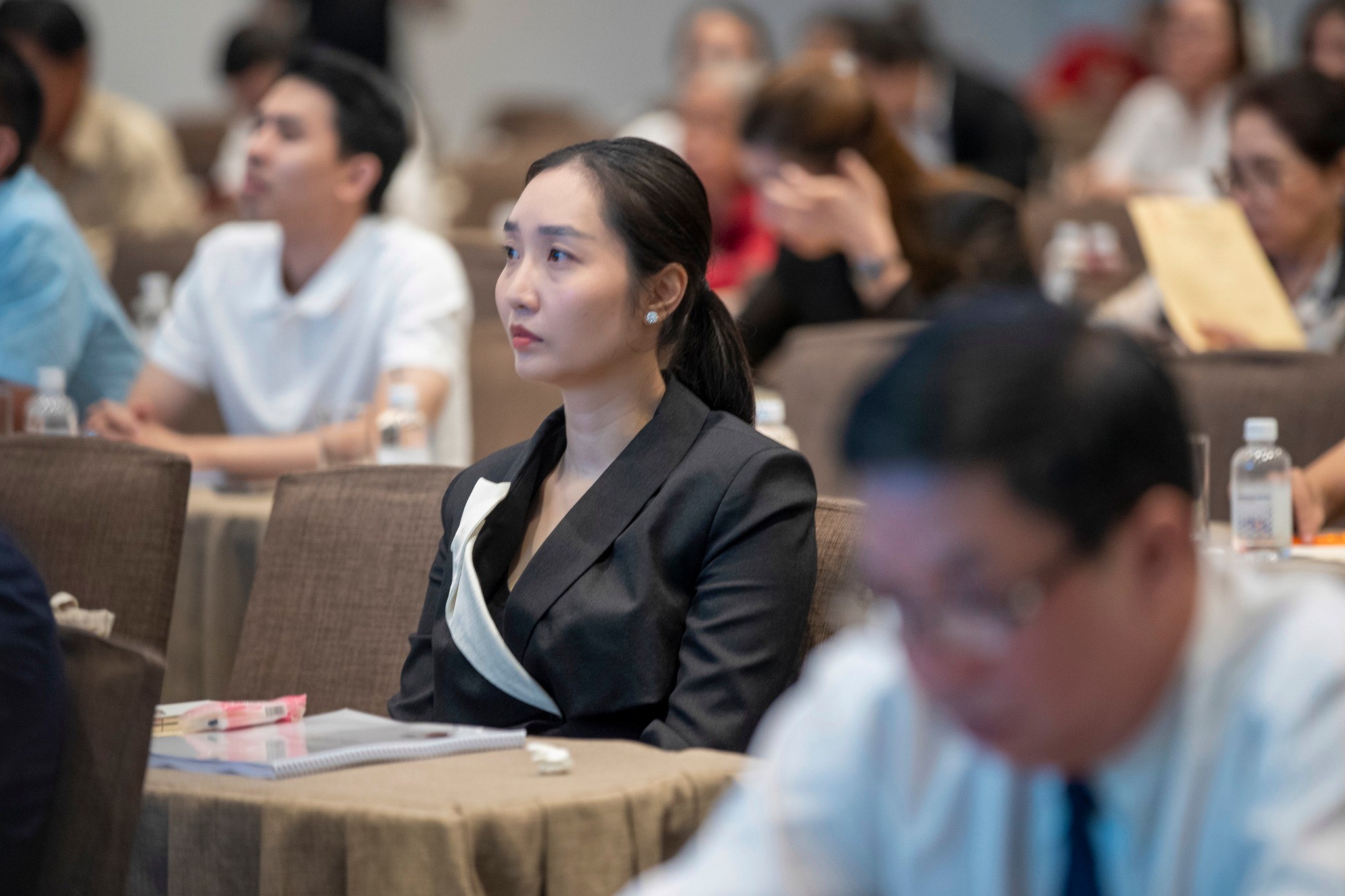 hiem-khi-xuat-hien-truoc-cong-chung-em-gai-cuong-do-la-bat-ngo-lo-dien-tai-dai-hoi-co-dong-1747584823.jpg