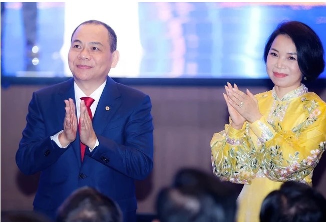 ty-phu-pham-nhat-vuong-va-phu-nhan-gay-bat-ngo-vinfuture-lan-dau-tien-dat-cot-moc-dac-biet-1748181195.jpg