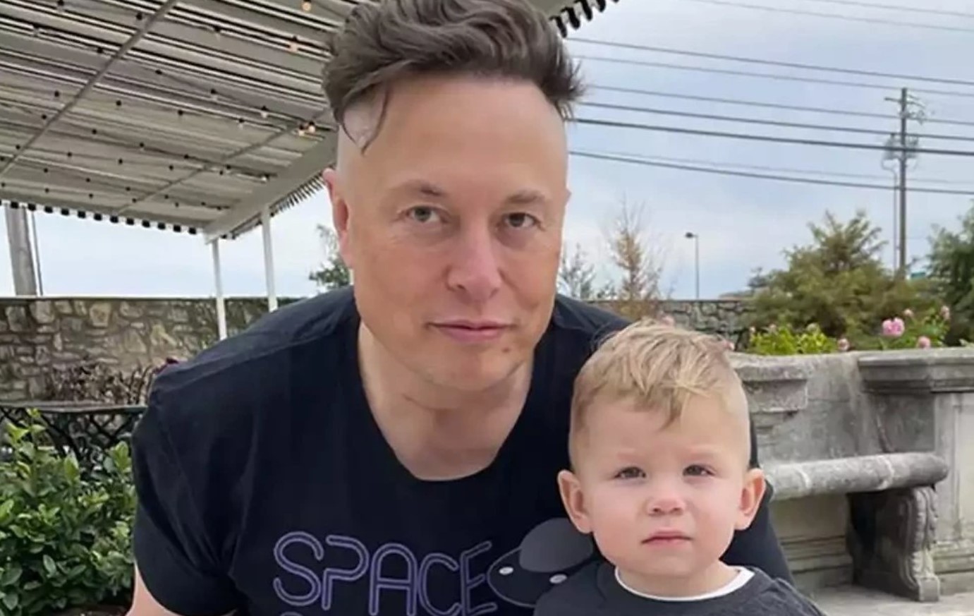 ty-phu-elon-musk-vuong-nghi-van-co-con-voi-ca-si-nhat-ban-1748909880.jpg