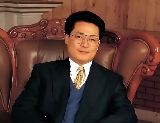 bi-kich-ty-phu-huyen-thoai-vien-bao-canh-tu-bat-com-vang-den-cai-gia-178-nghin-ty-dong-doi-lay-mang-song-1749542859.jpg