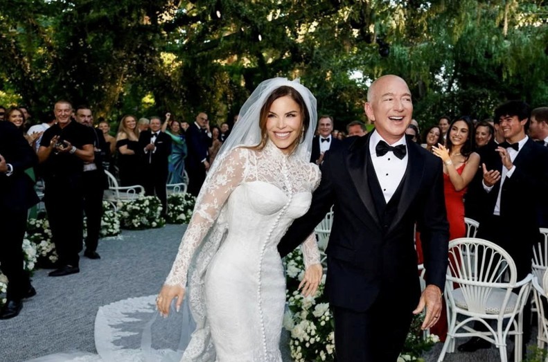 dam-cuoi-ty-phu-jeff-bezos-tai-venice-mang-ve-11-ty-usd-cho-thanh-pho-1751269187.jpg