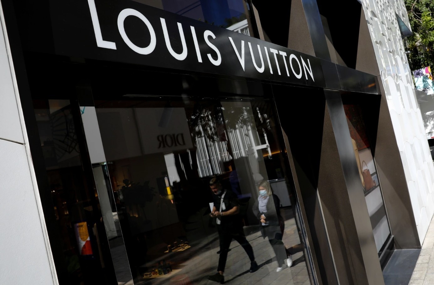 louis-vuitton-bi-hacker-tan-cong-hang-loat-du-lieu-khach-vip-bi-ro-ri-1753171226.jpg