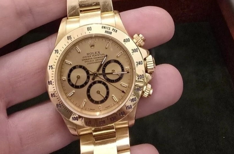 nguoi-dan-ong-duoc-hang-xom-cam-on-bang-dong-ho-rolex-daytona-vang-quy-hiem-1753259516.jpg