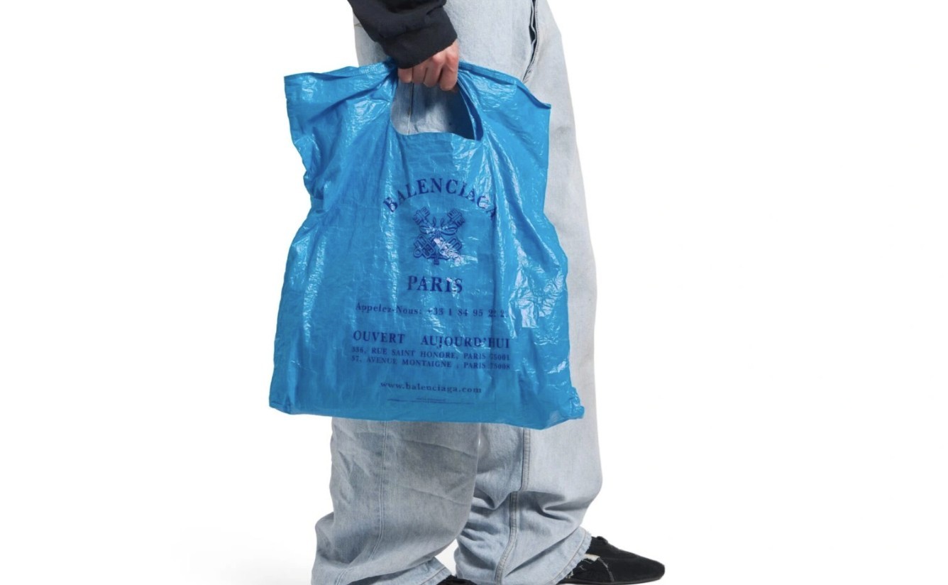 balenciaga-tao-trao-luu-xa-xi-moi-tu-tui-rac-nghin-usd-den-ly-ca-phe-dat-do-1755762306.jpg