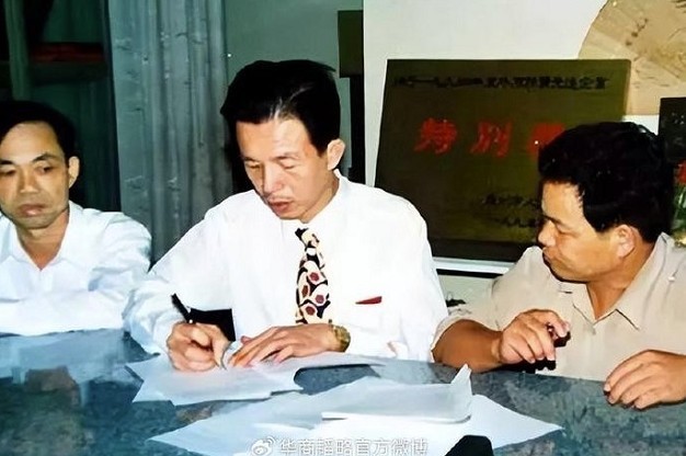 tu-cau-be-ngu-tren-san-nha-tho-ho-den-ty-phu-tat-ca-nho-mot-mon-hang-la-doi-1757401422.jpg