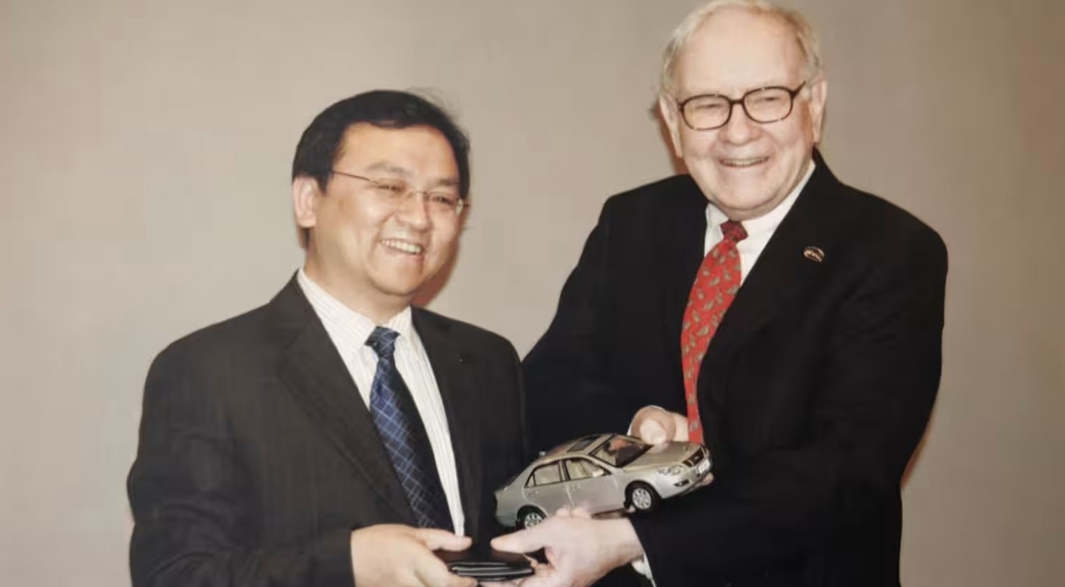 ty-phu-buffett-rut-toan-bo-von-khoi-byd-dieu-gi-dang-xay-ra-voi-khoan-dau-tu-lich-su-1758789617.jpg