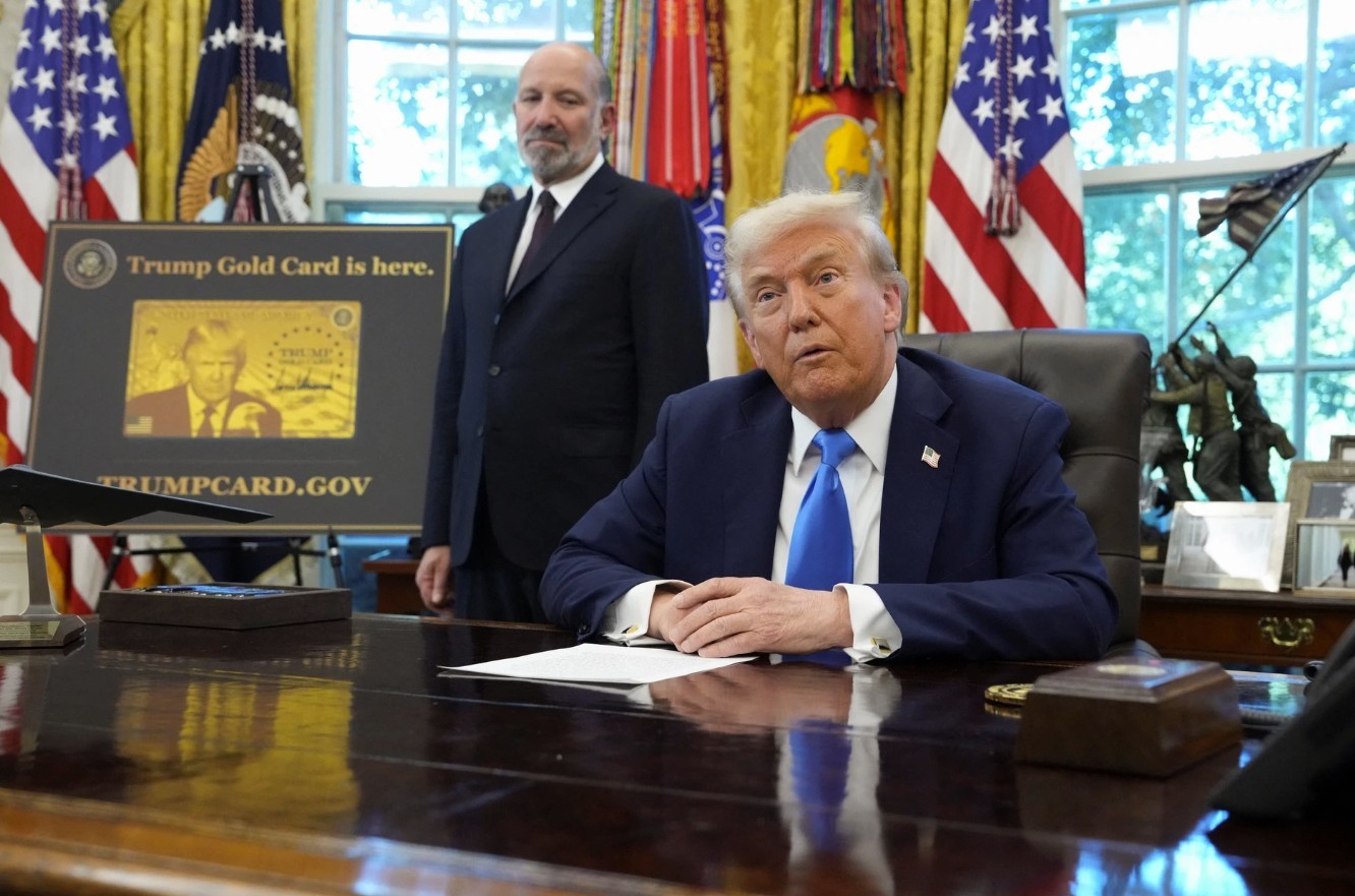 gioi-sieu-giau-xep-hang-cho-mua-the-vang-dinh-cu-cua-ong-trump-1759050827.jpg
