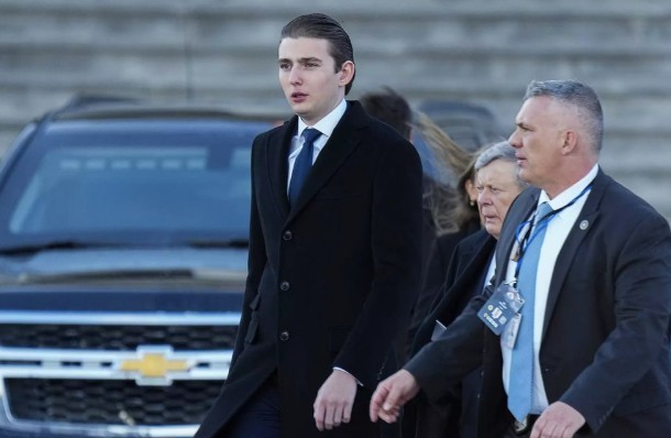 thieu-gia-barron-trump-hen-ho-1759219383.jpg