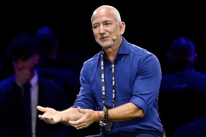 ty-phu-jeff-bezos-ky-nguyen-song-ngoai-khong-gian-dang-den-va-robot-se-la-nguoi-tien-phong-1761032621.jpg