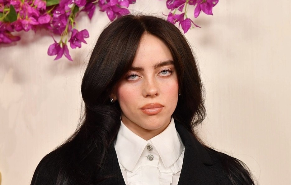 billie-eilish-len-tieng-gioi-ty-phu-nen-quyen-gop-nhieu-hon-dung-chi-de-tien-ngu-trong-tai-khoan-1762246711.jpg