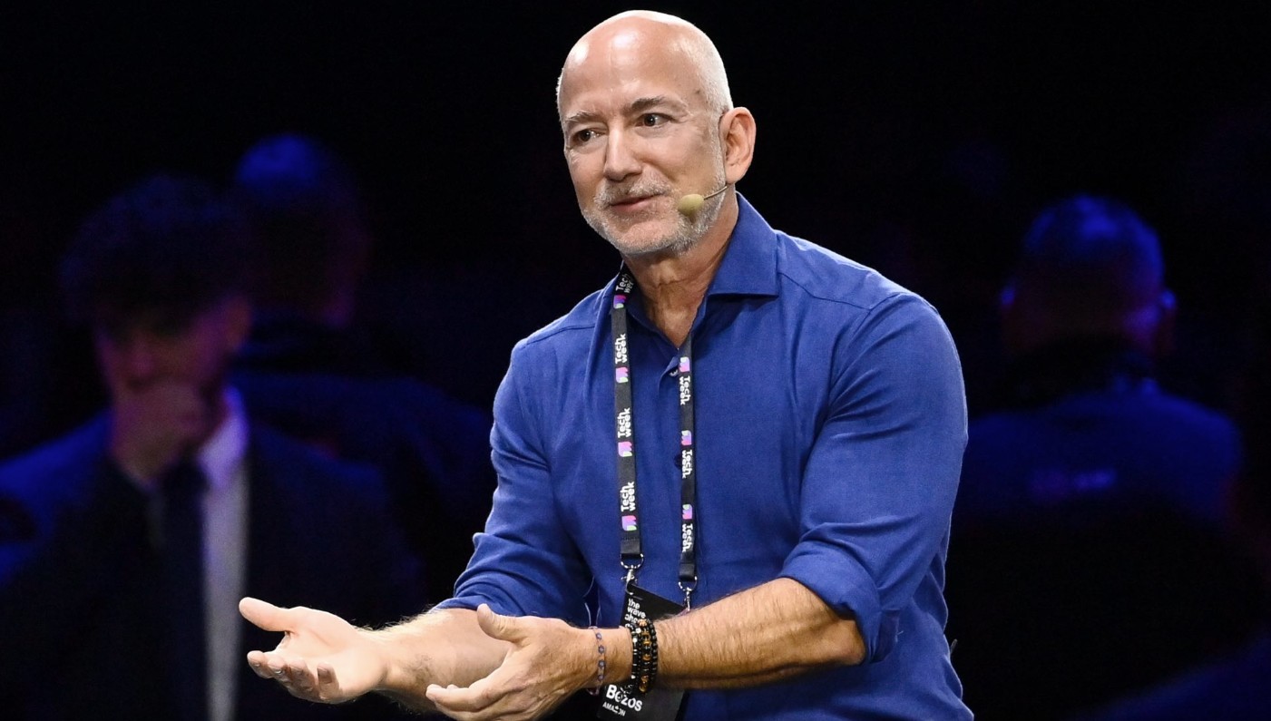 ty-phu-jeff-bezos-canh-bao-ai-va-khung-hoang-ram-se-cham-dut-ky-nguyen-may-tinh-ca-nhan-1768982180.jpg